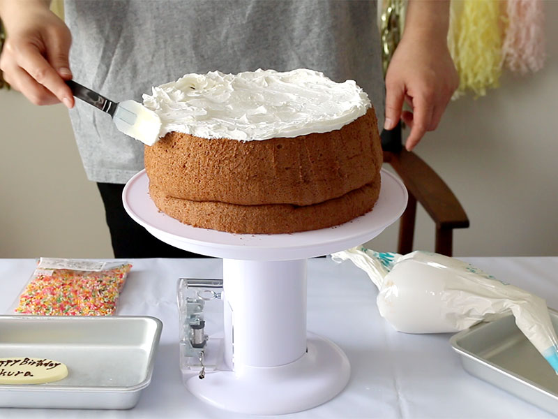 ケーキをデコレーションする ホイップクリームをケーキ全体に塗る