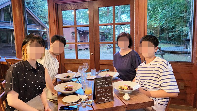 千葉・九十九里浜 コテージ NANJAMONJA なんじゃもんじゃ レストランディナー　家族写真
