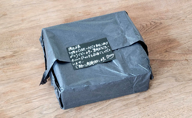 tassyの「とろけるバスクチーズケーキ」包装と手書きメッセージ