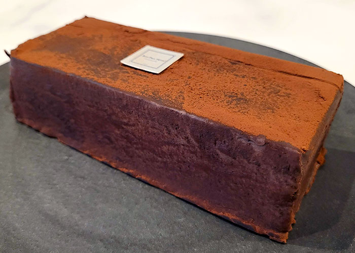 ジャン＝ポール・エヴァンのチョコレートケーキ「マルコ ポーロ」　表面　質感