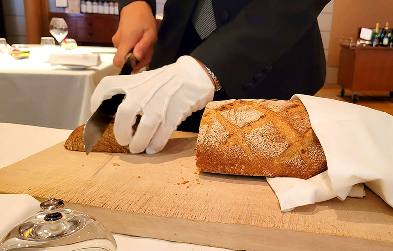 帝国ホテル東京のフランス料理店「レ セゾン」パン　切ってくれる
