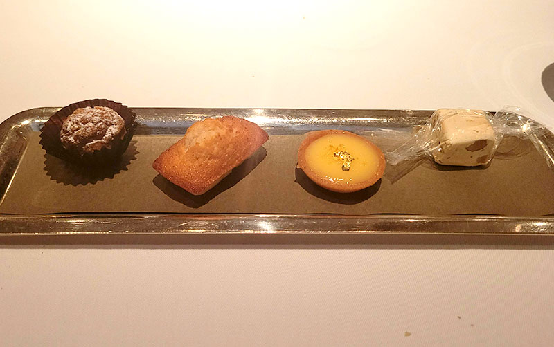 帝国ホテル東京のフランス料理店「レ セゾン」ランチコース　お菓子　フィナンシェ　焼きたて