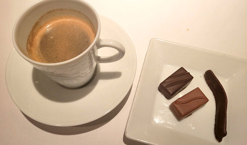 帝国ホテル東京のフランス料理店「レ セゾン」ランチコース　コーヒーとチョコレート
