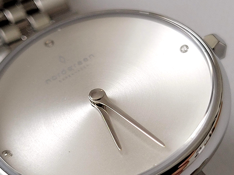 ノードグリーン「Unika マットクリスタルダイヤル - 5リンクブレス」時計の針にズーム
