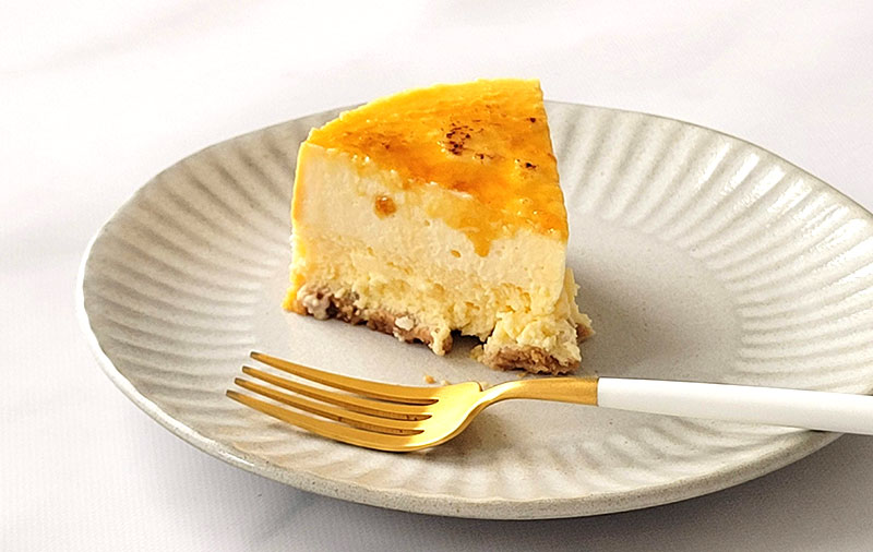 アンリ・シャルパンティエの通販ケーキ「ブリュレチーズケーキ＜煌めくキャラメリゼ＞」小皿に切り分け１ピース