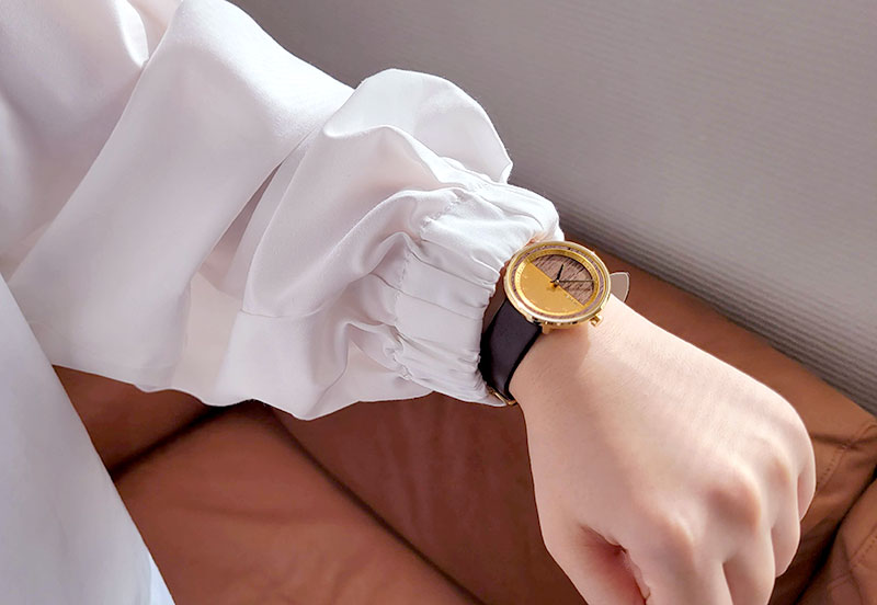 北欧の木製時計ブランド「VEJRHOJ（ヴェアホイ）」Petite | The GOLD 着用イメージ