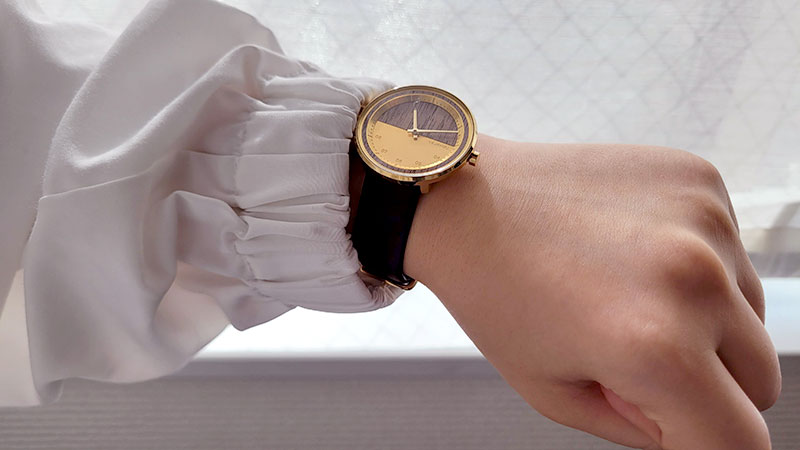 北欧の木製時計ブランド「VEJRHOJ（ヴェアホイ）」Petite | The GOLD 着用イメージ