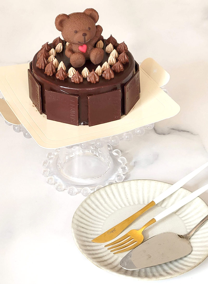 【カカオサンパカ】可愛いクマが乗った通販チョコレートケーキ「スモールベアエマケーキ」