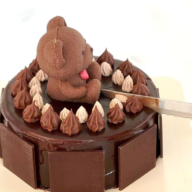 【カカオサンパカ】可愛いクマが乗った通販チョコレートケーキ「スモールベアエマケーキ」カット