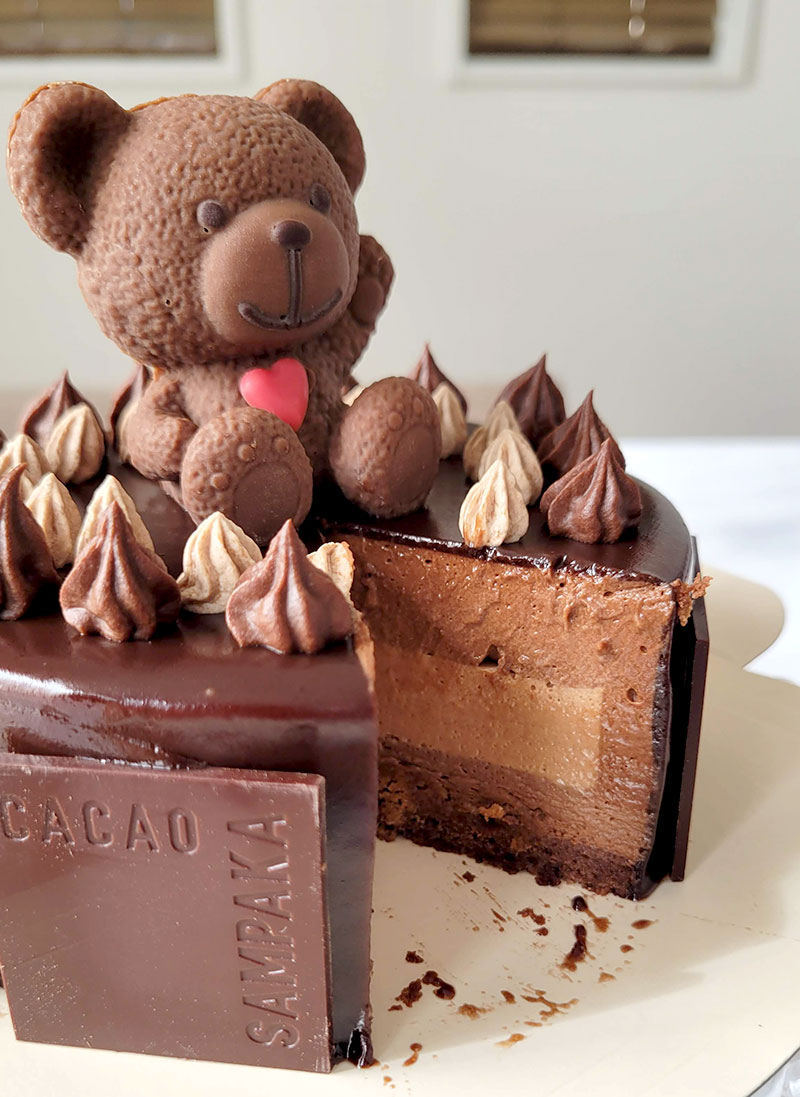 【カカオサンパカ】可愛いクマが乗った通販チョコレートケーキ「スモールベアエマケーキ」カットした断面
