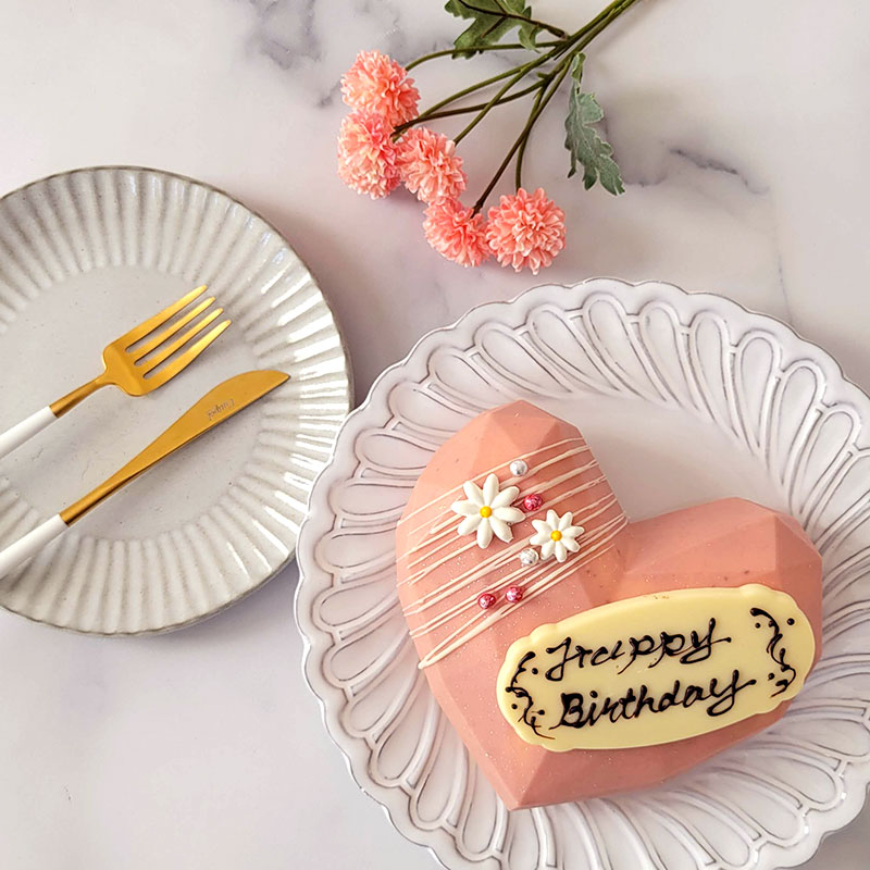 洗練されたアーティスティックなデザインケーキ★ Jewelry Heart Mousse ～Coral pink～ 5号 バースデーケーキ 誕生日 記念日 苺 イチゴ ホワイトチョコ ムース 価格7,100円