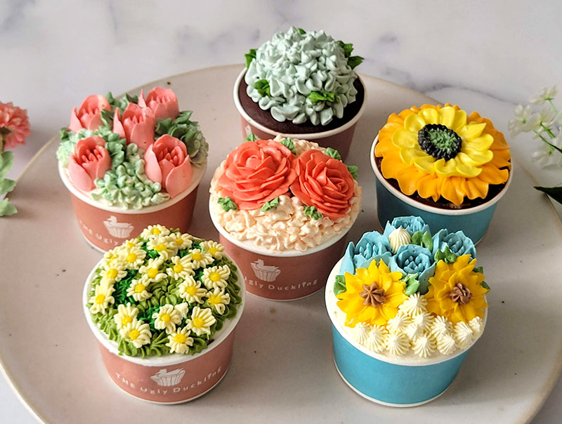 THE Ugly Duckling cupcake flowers box カップケーキ6個セット レビュー 取り出して並べたイメージ