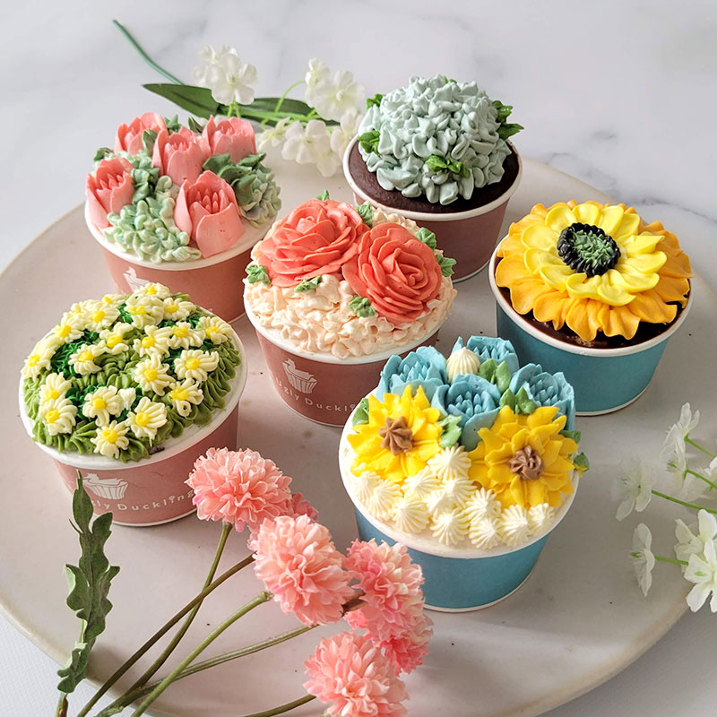 THE Ugly Duckling cupcake flowers box カップケーキ6個セット レビュー  取り出して並べたイメージ