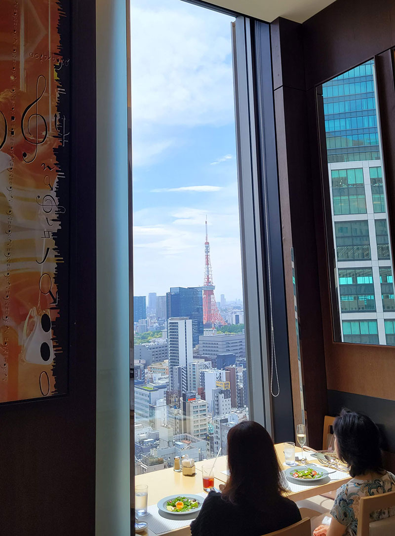 アイコニックランチコース〜選べるメイン＆ハーフブッフェ レビュー　窓からの景色　東京タワー