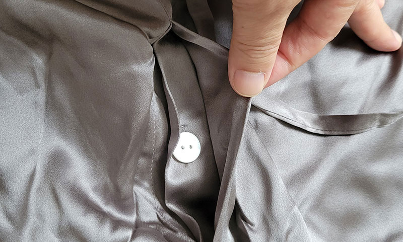 リリーシルクのメンズ高級シルクパジャマをレビュー　パンツフロントのボタン