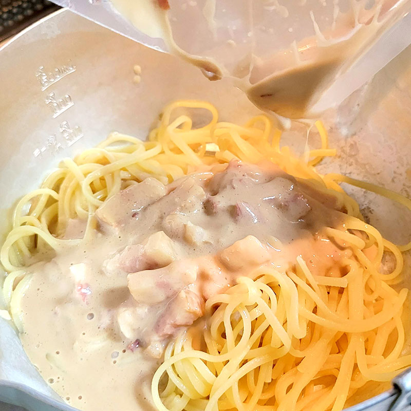 イベリコ豚とポルチーニ茸の濃厚クリームソースパスタ 調理方法　鍋にパスタとソースを入れる