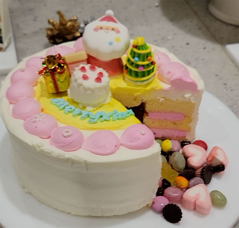 第6位＜Milkymoco＞ 中からお菓子が飛び出す！サンタのプレゼントケーキ