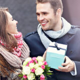 彼氏・彼女と「付き合って1周年記念」のサプライズなプレゼント20選!