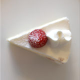 真上から撮影した苺のショートケーキ1ピースの写真（真俯瞰） | 無料で使える！誕生日のフリー素材(商用利用・加工可)