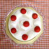 苺のバースデーケーキ（真俯瞰から撮影） | 無料で使える！誕生日のフリー素材(商用利用・加工可)